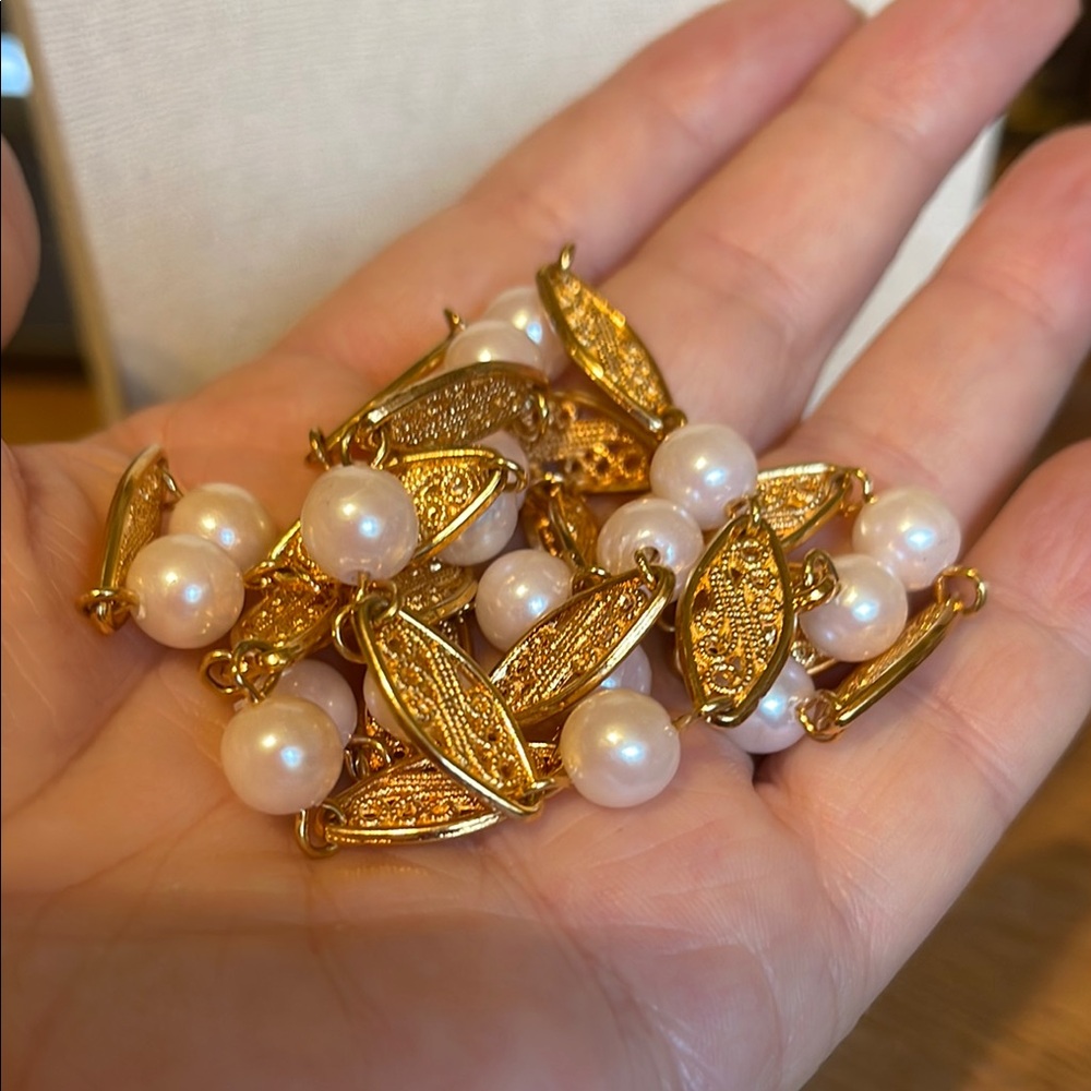 Elegant Gold and White Pearl Necklace